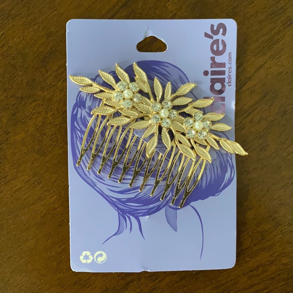 Claire’s Gold colored comb accessory